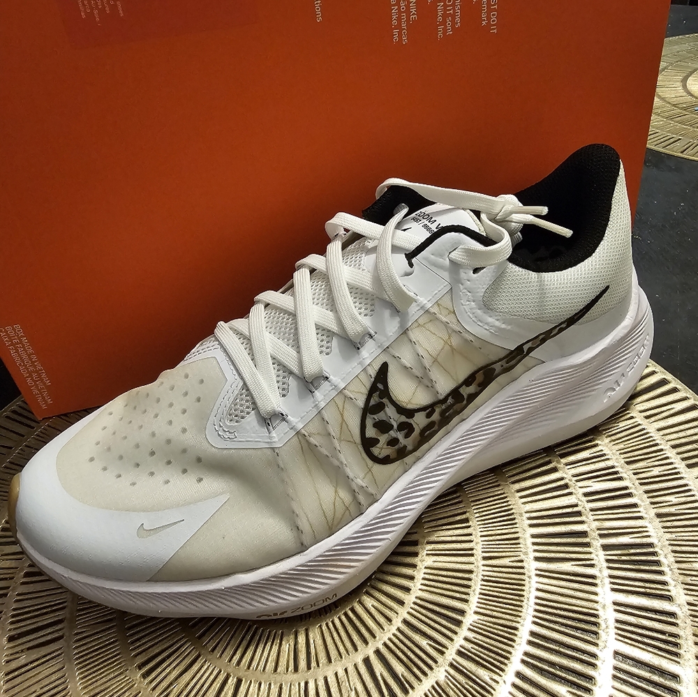 NIKE ZOON WINFLO 8/ SIZE WMNS 10.5/ WHITE, BLACK-WHEAT/ RUNNING.